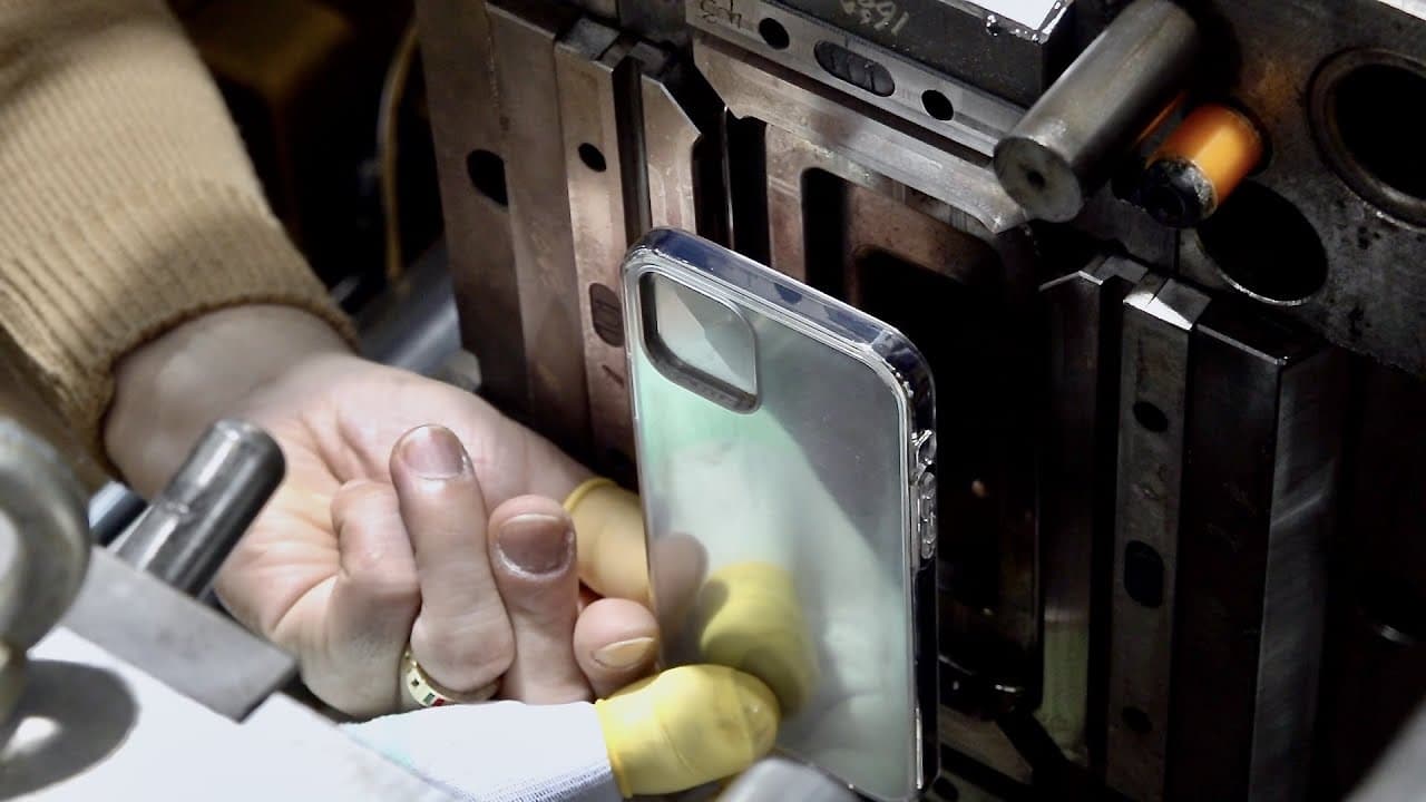 Choosing the Right Cell Phone Case Manufacturers for Your Needs